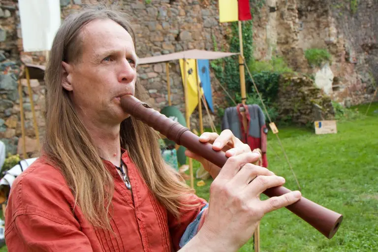 Spectacle « Guy le Troubadour » au Jardin des plantes à couleurs à Essertines-en-Donzy