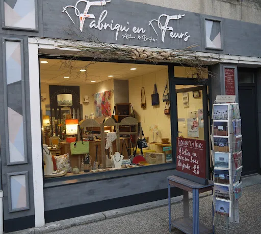 Fabriqu'en Feurs | atelier stage en rénovation mobilier et en dessin peinture gravure à Feurs